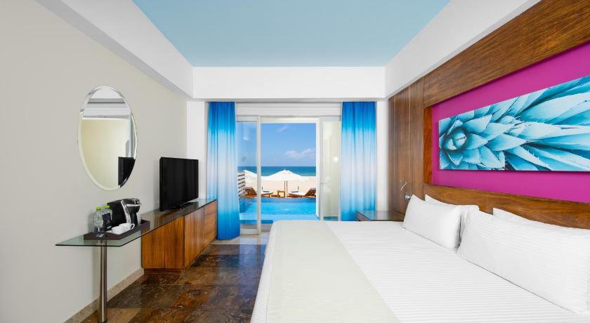 Image of Altitude Junior Suite Swimout Ocean Front King 1