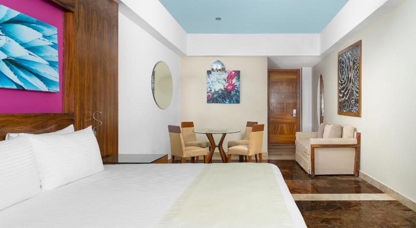 Image of Altitude Junior Suite Swimout Ocean Front King 10