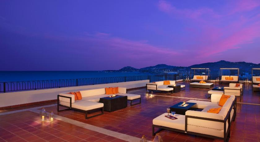 Image of Altitude Junior Suite Ocean Front Double 6