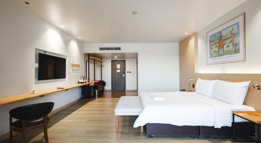 Image of Premier Room with King Bed and Balcony 6