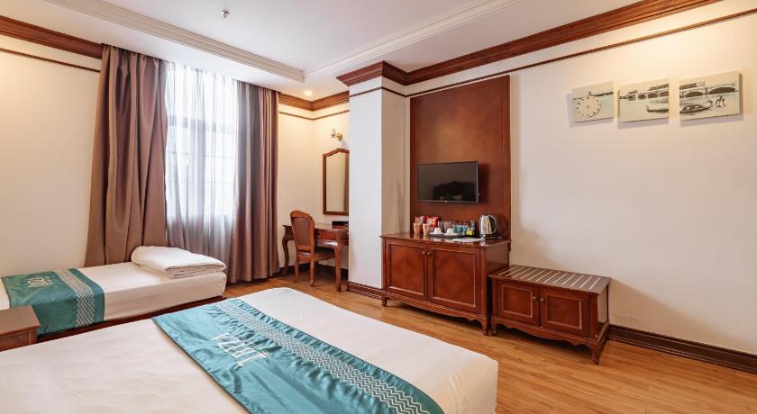 Image of Deluxe Triple River View 1