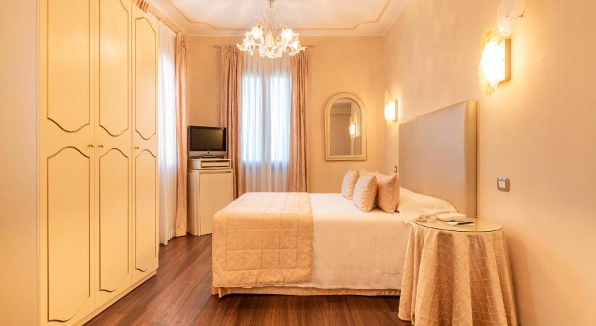รูปของSuperior Room - Canal View 9