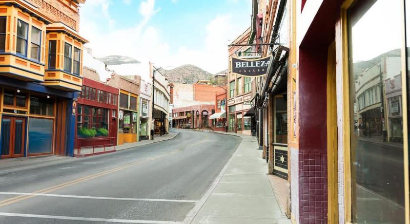 Bisbee The Signature Queen with Mountain Views 2-Star Accommodation room