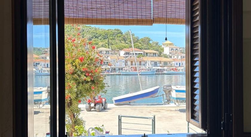 Vathi Seaside Apartment