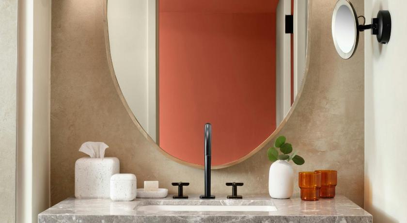 Immagine di Queen Room with City View - Mobility Accessible with Roll-in Shower 4