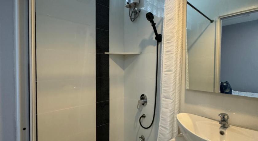 Image of Suite with Pool View 10