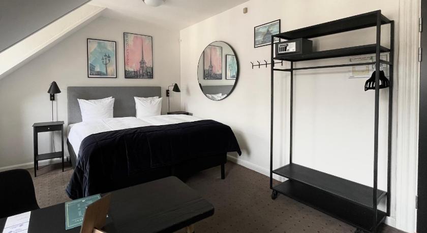 Image of 1 King Bed, NonSmoking, Deluxe Room 3