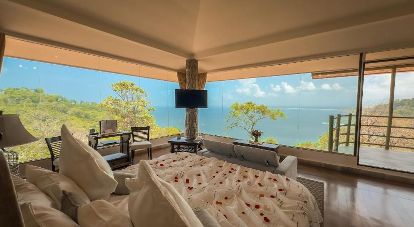 Image of Vista Suite with Panoramic Ocean View 0
