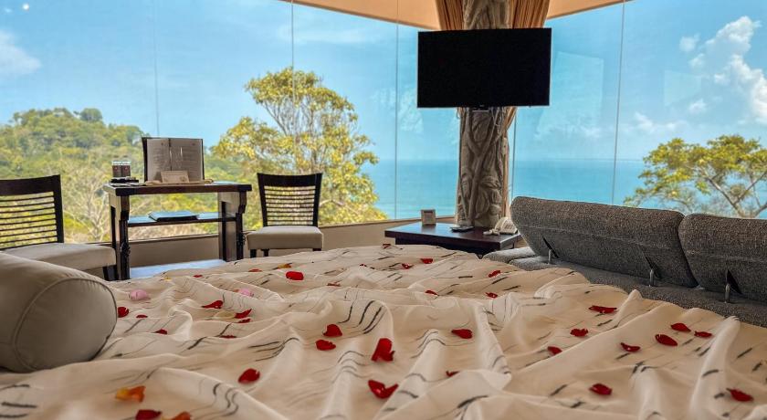 Image of Vista Suite with Panoramic Ocean View 1