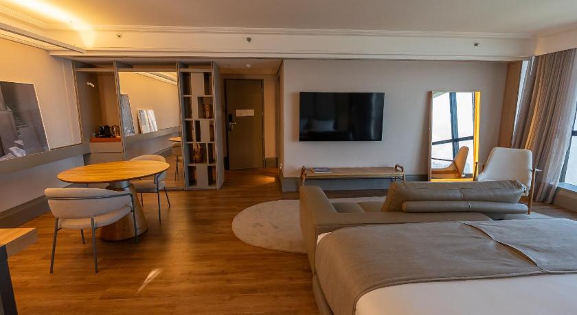 Image of Deluxe Suite 8