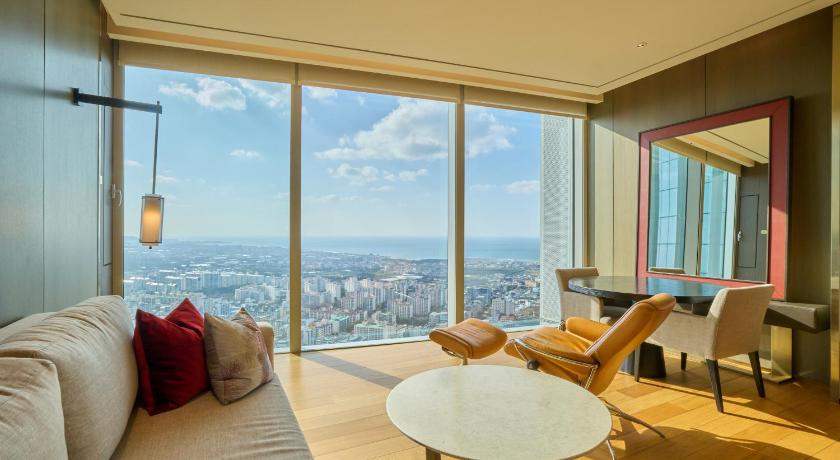 Image of 65-sqm Twin Club Room 1