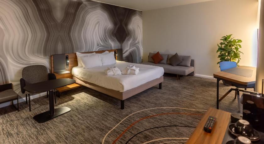 Image of Junior Suite Queensize Bed 10