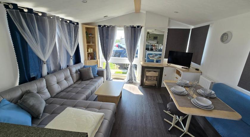 FI005 Loomy Escapes Caravan at St Osyth Beach Essex