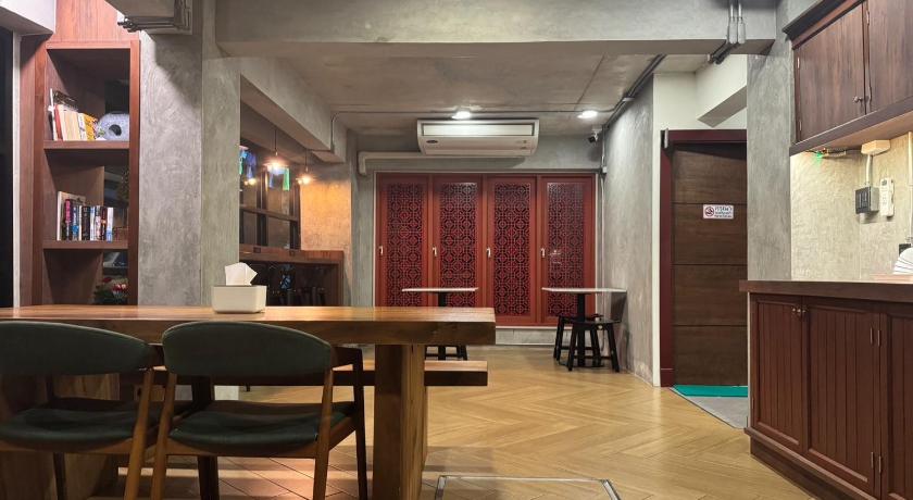 N5 Ratchawong Hostel - image 4