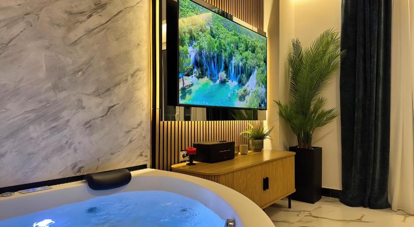 Olympus Luxury Collection - Suite with Jacuzzi and Ancient Theatre View