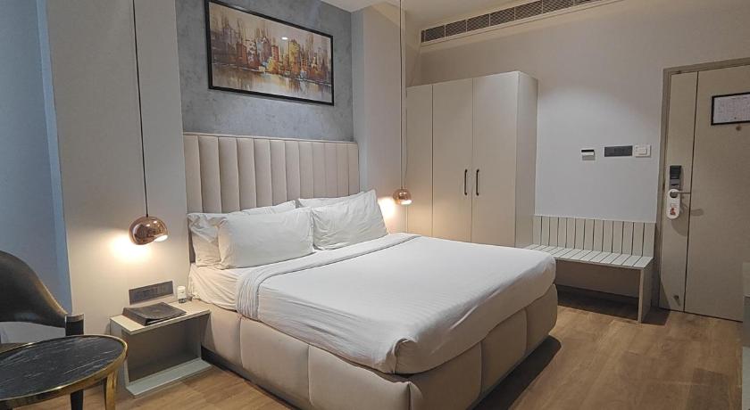 Image of Deluxe - 1 Queen Bed 4
