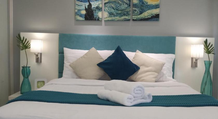 Image of Deluxe One-Bedroom Apartment with City View 1