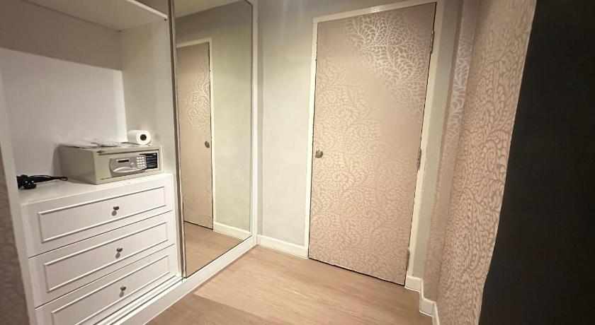 Image of Deluxe Room with Jacuzzi 5