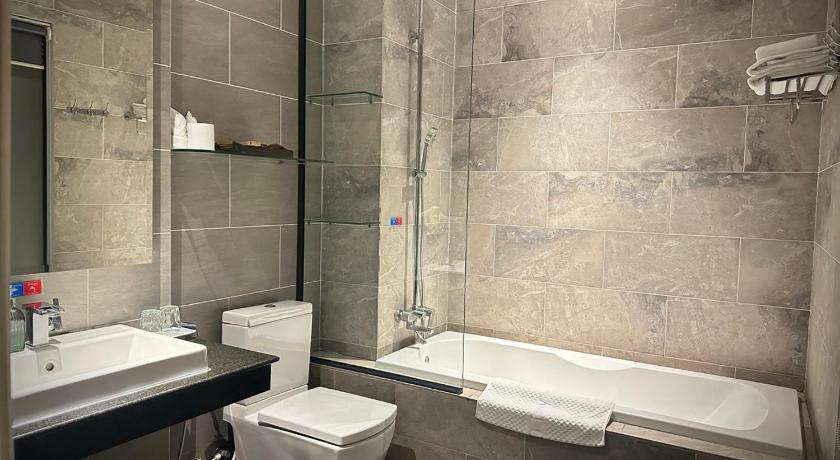 Image of Deluxe King Pool View 2