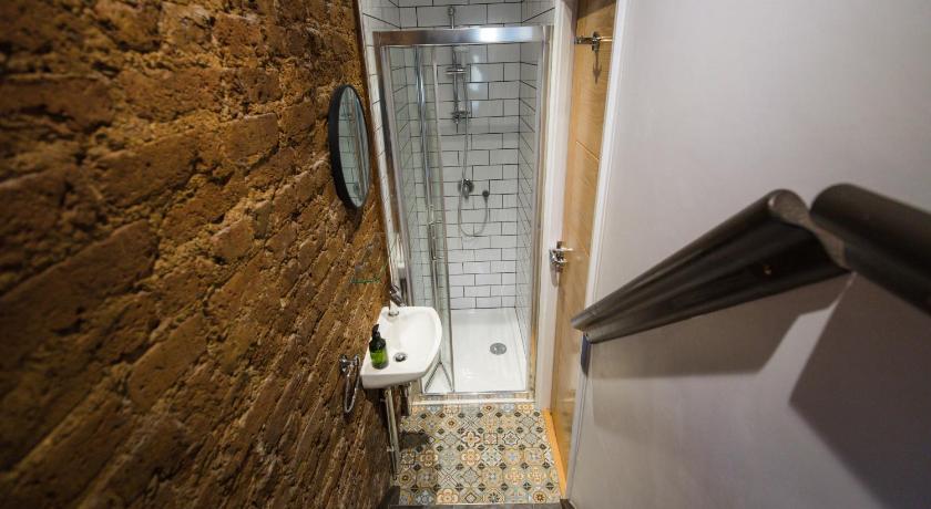 Image of Lower Ground Floor Quad Room with Shared Bathroom 9