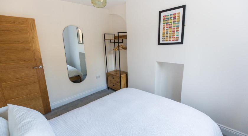 Image of Lower Ground Floor Quad Room with Shared Bathroom 7