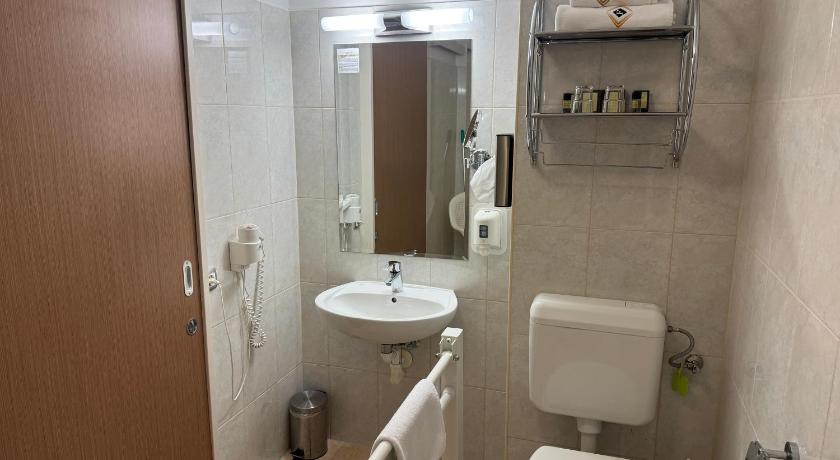 Image of King Room - Disability Access 2