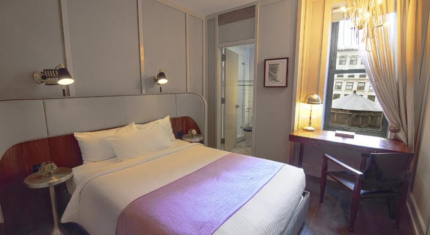 Image of Deluxe Queen Room 6