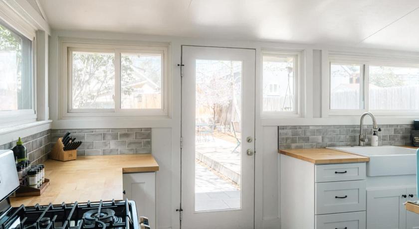 덴버 (CO) Charming Highlands Cottage - Walk to Shops & Eats 4성급 숙소 레스토랑