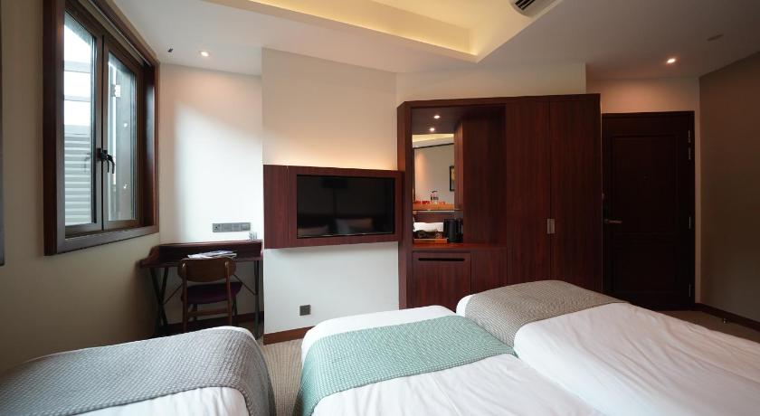 Image of Large Triple Room 5