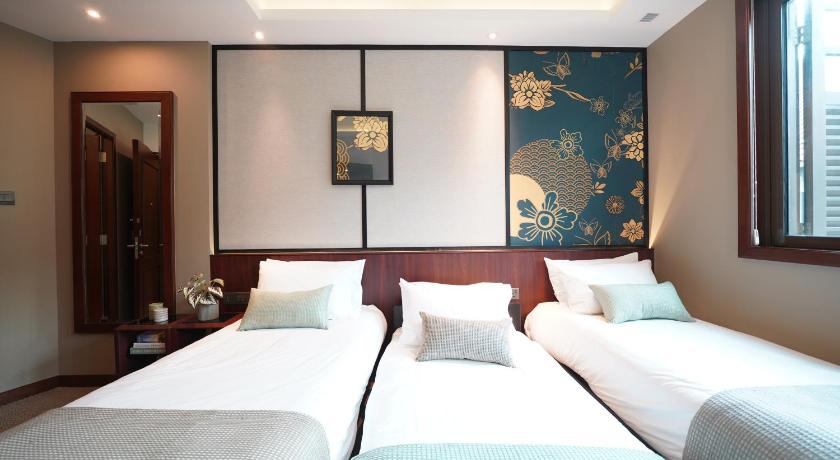 Image of Large Triple Room 4