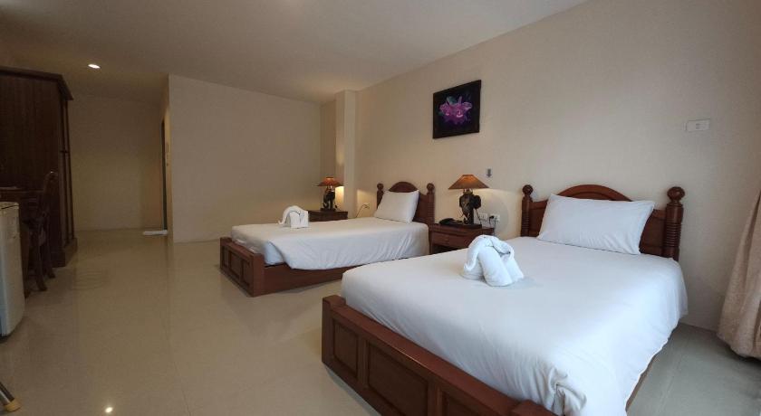 Image of Superior Twin Bed with Bathtub 0