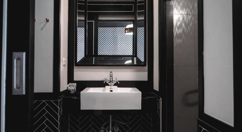 Image of Chic Room 16