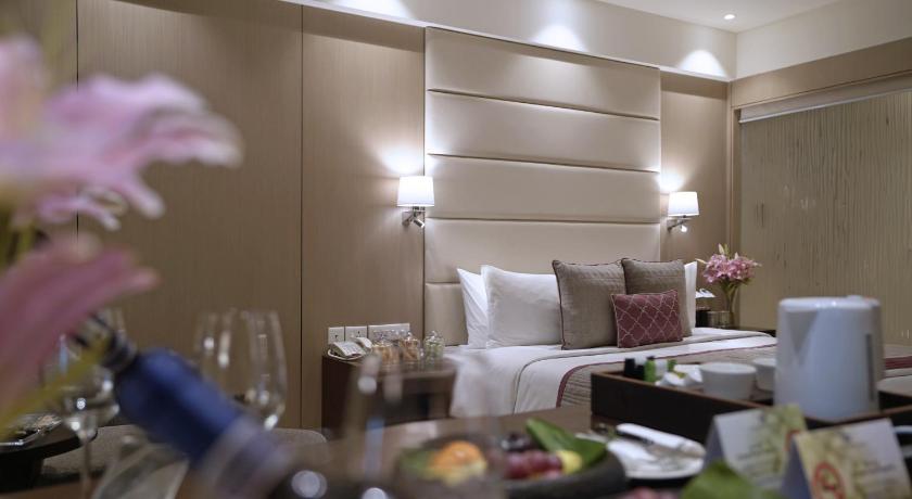 Imatge de Executive Room with alcoholic / non - alcoholic house drinks , a platter of Fruits and Cookies , 01 way airport transfers, 10% off on food & soft beverages, complimentary sauna and steam once during the stay 1