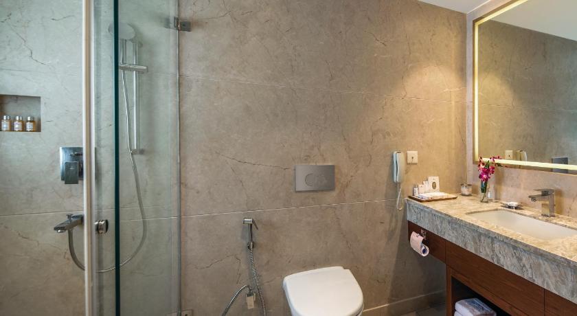 Imatge de Executive Room with alcoholic / non - alcoholic house drinks , a platter of Fruits and Cookies , 01 way airport transfers, 10% off on food & soft beverages, complimentary sauna and steam once during the stay 2
