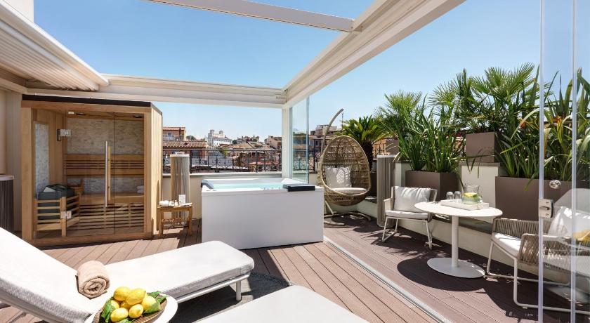 ローマ The First Arte 5つ星 ホテル ロビー