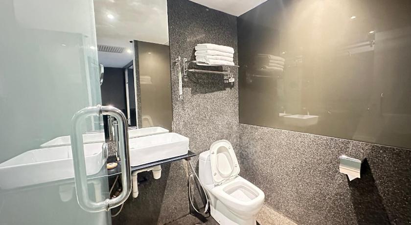Image of Deluxe Family Suite with Bathtub 8