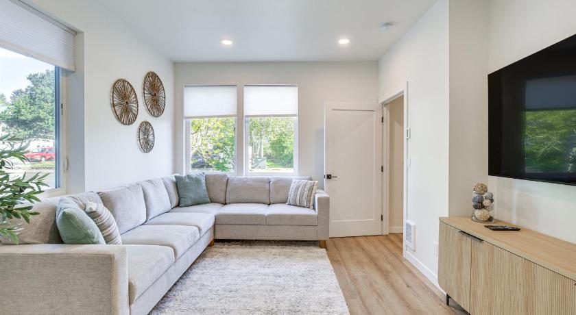 Walk to Beaches: 'Siletz Bay Bliss' Townhome