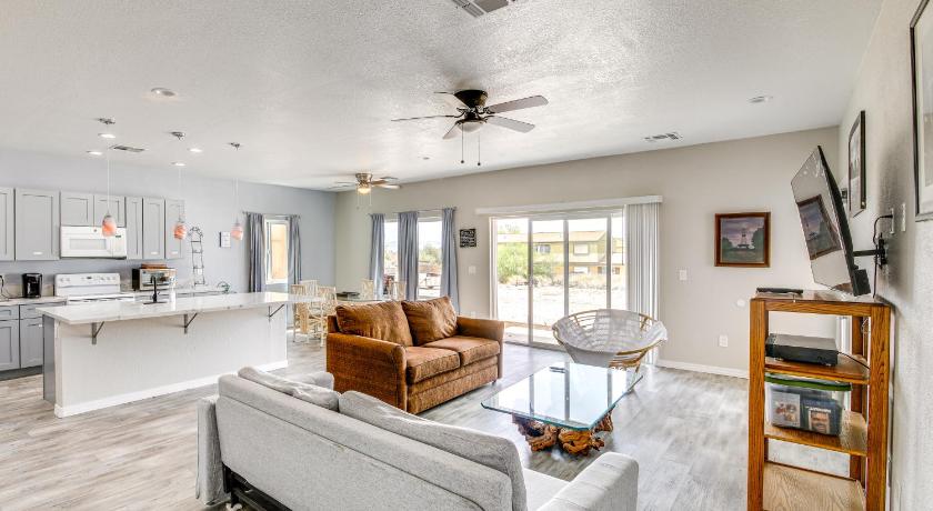 4 Mi to Casinos: Mtn-View Home in Bullhead City!