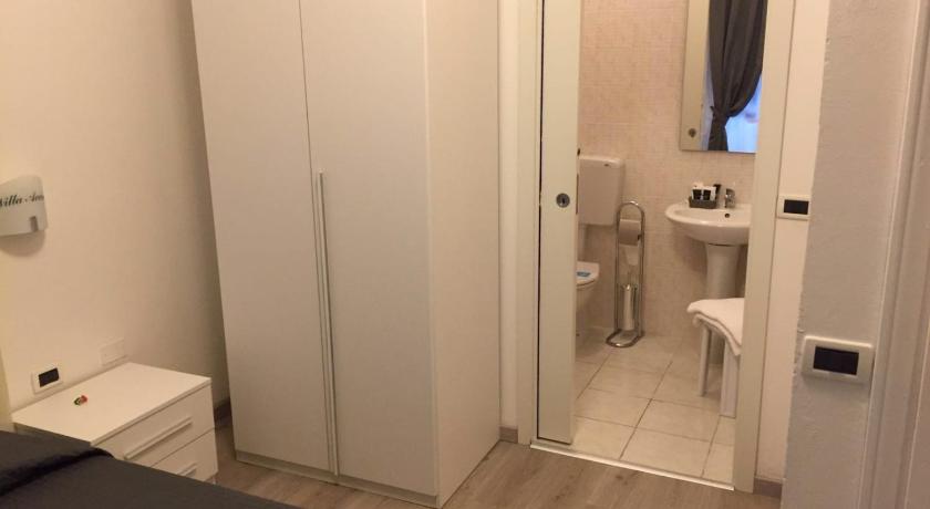 a bathroom with a toilet and a sink, Acqua di Mare in Monterosso al Mare