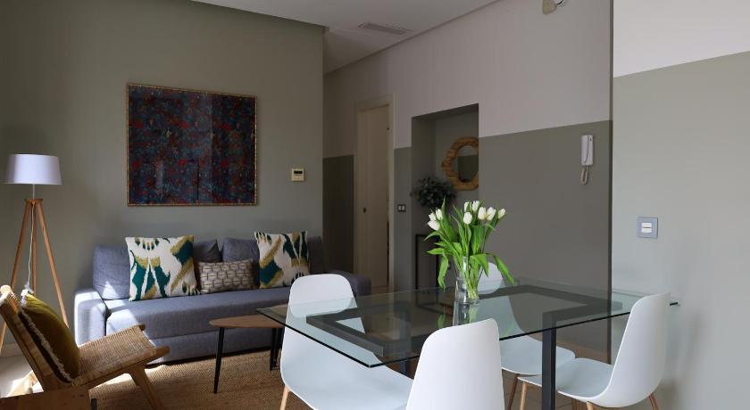 Sevilla Q&Q Cathedral Suites 4-Star Hotel lobby