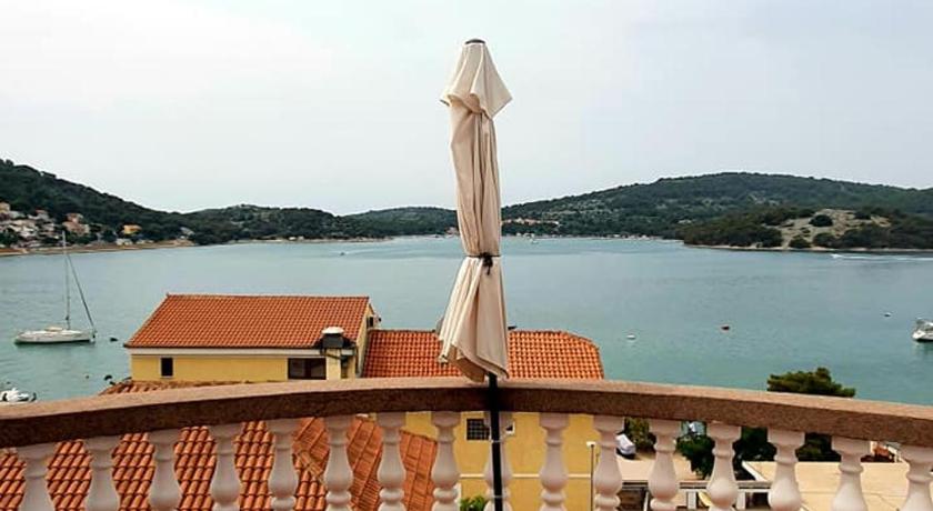 Apartments Perina Tisno