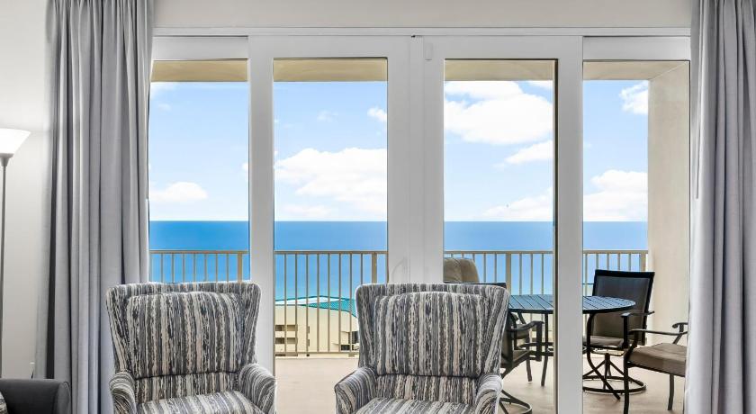 Image of Three-Bedroom Apartment with Sea View 10