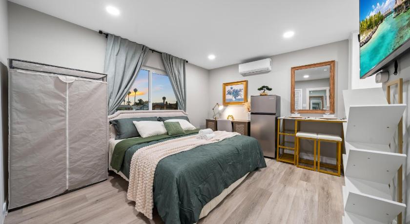 보니타 Entire Private Studio with 1 King Bed, Full Kitchen, Gated Yard, Available Now 4성급 숙소 스위트룸