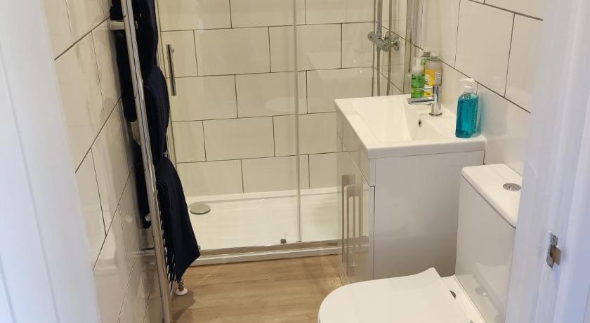 Self Check-in Micro Studio for max 2 guests in Central location RG4 with your own Kitchenette Bathro