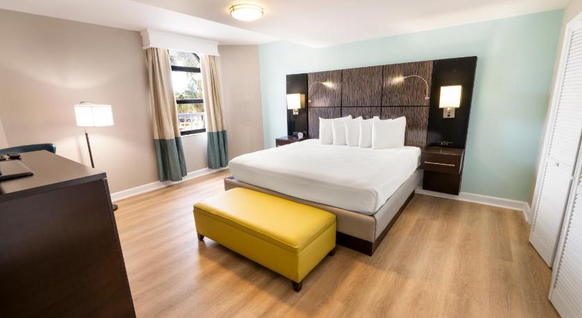 Image of Suite - 1 King Bed, Nonsmoking, Balcony, Full Kitchen, Dining Area, Separate Living Area 3