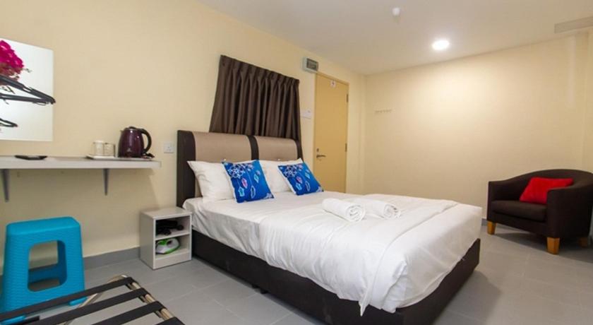 Pontian Kechil Southern Tip Hotel - City & 100m walk to McDonald's & FREE DOBI 3-Star Hotel pool