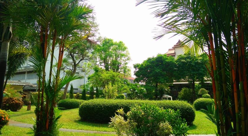 a lush green field with palm trees and palm trees, Swankaburi Boutique Hotel in Sukhothai