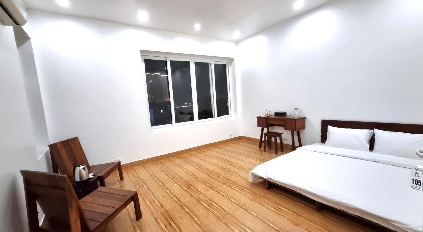 Image of Queen Room with Shared Bathroom 0