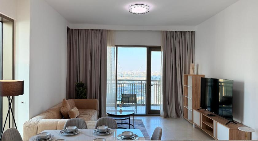 Premium 2 Bedroom at Creek Horizon - image 6