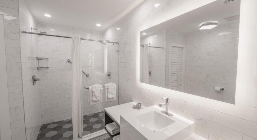 Image of Suite - 1 King Bed, Nonsmoking, Balcony, Full Kitchen, Dining Area, Separate Living Area 7